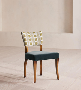 Hecho a mano, este par de sillas está tallado en madera de haya y acabado con rayas Ikat y tapicería de terciopelo 1108241 - Product Image 1