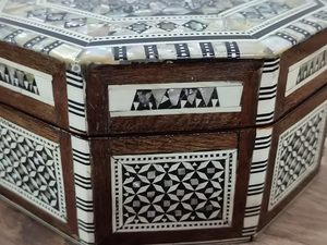 Boîte à bijoux rectangulaire artisanale Sultana en bois et nacre égyptienne, motif floral incrusté, mosaïque, organiseur (8,4x5,6x3 pouces) - Product Image 4