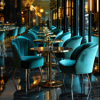 Table de restaurant de luxe de Dubaï avec plateau en pierre frittée et structure en acier inoxydable, mobilier de bar et de salon, banquette bleue, chaises et canapés