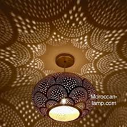 นี่คือโคมไฟโมร็อกโกโลหะเจาะรูทรงสูงทรงกระบอกที่มีลวดลายทางเรขาคณิตวางจำหน่ายในราคาขายส่ง - Product Image 2