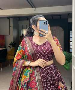 Eleve su aspecto nupcial con nuestro lehenga choli bordado, con intrincado trabajo de piedra y Perla perfecto para bodas - Product Image 5