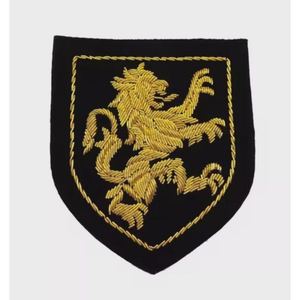 Insignes de blazer brodés à la main de haute qualité sur feutre personnalisés en gros - Product Image 3