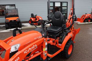 Tracteur à roues Kubota LA340 d'origine, abordable, avec pelle frontale et bras de rétrocaveuse, couleur orange - Product Image 4