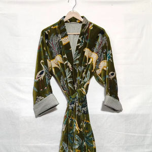 ชุดคลุมกิโมโนกำมะหยี่พิมพ์ลายสัตว์ป่า คอวี ยาวเต็มตัว สำหรับผู้หญิง ให้ความอบอุ่นในฤดูหนาว ผ้าเนื้อนุ่ม ซักเครื่องได้ - Product Image 1