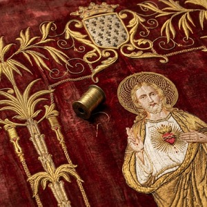 Vejiga de la Iglesia Bordada con el Sagrado Corazón de Jesús, de Terciopelo Rojo, Estilo Clásico Litúrgico, Tapiz Decorativo - Product Image 6
