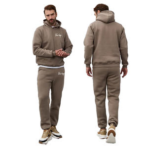 Ensemble de survêtement homme marron taupe avec sweat à capuche imprimé script sur la poitrine et pantalon de jogging à revers, vêtements de sport actifs - Product Image 5