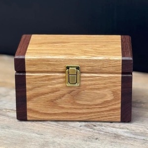 Boîte de rangement souvenir en bois de style vintage de la meilleure qualité avec serrure en métal pour bureau à domicile ou emballage cadeau disponible à la vente - Product Image 3