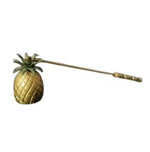 Extincteur de bougie en laiton massif fait à la main en or métallique avec une longue poignée, écologique et durable, décoration de Noël pour la maison - Product Image 3