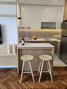 Taburetes de Bar redondos sencillos Jimmy hechos de madera maciza de teca con acabado natural para uso en bares de interior y exterior. - Product Image 3