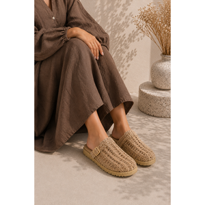 Pantuflas Tejidas con Detalle de Hebilla Color Mink, Punta Cerrada y Transpirables - Product Image 1