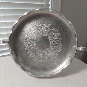 Bandeja de servicio de metal de lujo con detalles martillados, ideal para interiores de casas de campo rústicas y entretenimiento en patios al aire libre - Product Image 5