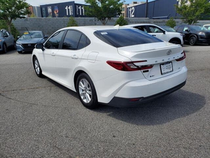 Toyota Camry LE 2025, Tracción Delantera, Automático, Volante a la Izquierda, Interior Oscuro, Asientos de Cuero, Combustible Híbrido, Neumáticos R17, Asientos de Tela, Euro VI - Product Image 2