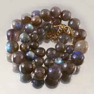 Collier en argent sterling 925 plaqué or 14 carats avec de grandes perles rondes lisses en labradorite de qualité exceptionnelle, bleu chatoyant - Product Image 4