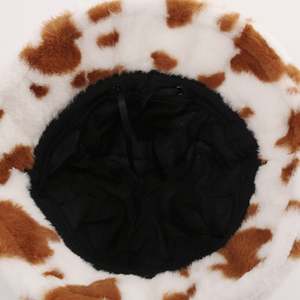 Nouveau Style automne mode floue à la mode vache motif imprimé en peluche pêcheur chaud épais hiver seau chapeau femmes - Product Image 4