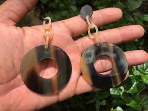 Pendientes de cuerno naturales hechos a mano, ligeros, elegantes y únicos, perfectos para la moda ecológica y la entrega de regalos éticos - Product Image 5