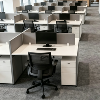 Poste de travail de bureau moderne pour 4 personnes, table de bureau modulaire avec écran de séparation