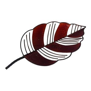 Bandeja de servicio única en forma de hoja roja con elegante diseño de metal y detalles artísticos, perfecta para presentaciones elegantes en el hogar - Product Image 1