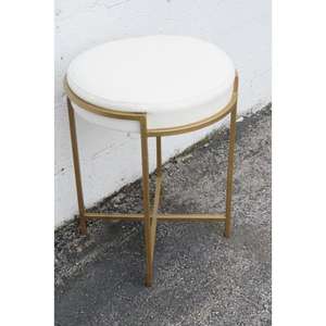 Tabouret en métal doré antique avec cadre robuste et sièges confortables parfait pour les salles à manger et les espaces décontractés - Product Image 1