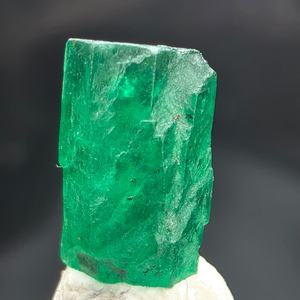 Cristal de Esmeralda Natural Swat de 2.65 Quilates |   Espécimen de Esmeralda Verde en Bruto |   Valle de Swat, Pakistán |   Piedra Preciosa Brillante |   Corte Hexagonal - Product Image 5