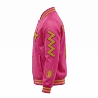 Blouson Bomber en Satin Personnalisé pour Homme Rose Vif avec Patch Chenille Signe de la Paix Doré et Doublure Sublimée, Logo Personnalisé OEM