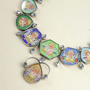 Conjunto de Joyería Cultural Coleccionable Hastakala Ganesha de Plata 92.5, Collar y Pendientes Pintados a Mano - Product Image 1