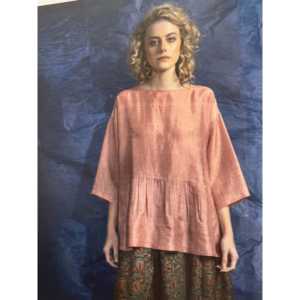 Blusa de Seda para Mujer PADMA, Color Rosa Polvoriento, con Cuello Alto de Satén y Decoración de Encaje, Corte Holgado, Talla Única (XS-XL) - Product Image 1