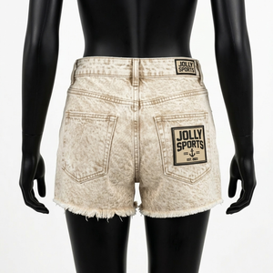 Shorts en jean délavé beige pour femme, 380 GSM, en denim de coton épais, avec ourlet brut, broderie et logo patch, effet délavé - Product Image 3