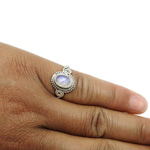 Anillo Bohemio de Piedra Lunar Arcoíris Natural Hecha a Mano de Primera Calidad en Plata de Ley 925 Maciza con Engaste de Bisel - Product Image 5