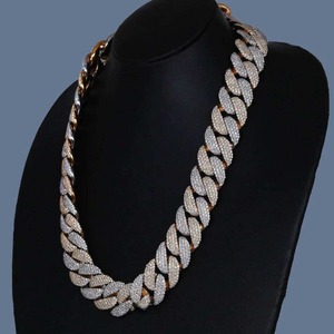 Collar de Cadena Cubana con Diamantes de Imitación de la Mejor Calidad para Joyería, Bodas, Cumpleaños o Regalos, Disponible para la Venta - Product Image 4