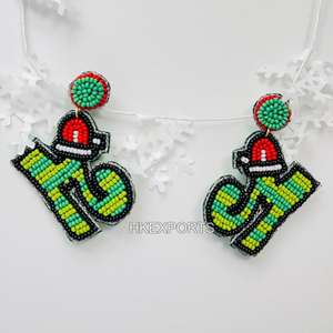 Boucles d'oreilles de Noël faites à la main pour femmes en or rose 14 carats avec motif de traîneau du père noël en alliage perlé anniversaire - Product Image 3