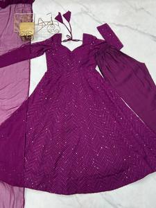 Ensemble de costume Anarkali classique intemporel pour femmes en tissu faux georgette de Lucknow, imprimé en relief/numérique, occasions de mariage et de fête - Product Image 6