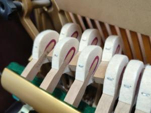 เปียโนยามาฮ่า W108BS สีแดง รุ่นญี่ปุ่น สีมะฮอกกานี เปียโนมือสอง ระบบกลไกที่ราบรื่นและดีไซน์คลาสสิก - Product Image 6