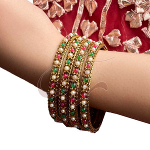 Cuatro brazaletes grandes de color dorado con cuentas blancas, rojas y verdes, brazaletes de gran honor y herencia. - Product Image 1