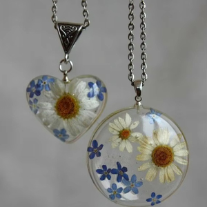 2024 venta al por mayor creativo hecho a mano que brilla en el cielo azul oscuro nubes resina collar luminoso para mujeres - Product Image 1