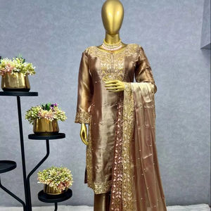 Nuevo Kurti y Pantalón de Diseño Exclusivo en Seda Pura con Bordado de Lentejuelas y Remaches, y Dupatta con Encaje, Remaches y Adornos de Moti - Product Image 1