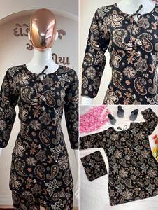 ชุดสูทฤดูร้อนผ้าเรยอนคอตตอนเนื้อนุ่มพิเศษ ดีไซน์ VISHNU K DESIGNS ทรงตรง เอวธรรมชาติ ตกแต่งลายฟอยล์  แบบสามชิ้น - Product Image 3