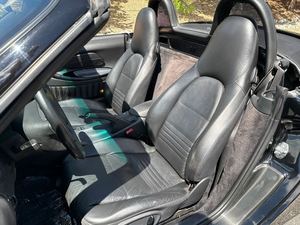 1999 Pors-che Boxster Base con caja de cambios automática Asientos de cuero Dirección izquierda Aleación de aluminio Portaequipajes R17 Tamaño del neumático Trasero - Product Image 4