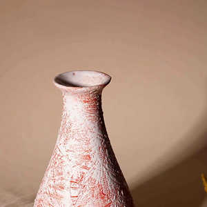 Vase à bouteille en céramique artisanale texturée rouge rustique pour table - Product Image 6