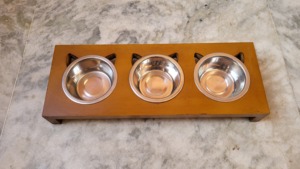 Comedero Elevado Moderno para Mascotas con Base de Madera y Tazón de Metal - Product Image 4