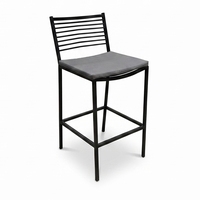 Tabouret de bar moderne et durable en métal thermolaqué, avec rembourrage en mousse moulée, siège en similicuir gris, accoudoirs fixes, design minimaliste pour