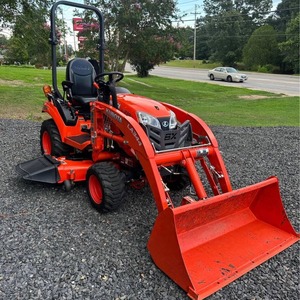 Tracteur de jardin Kubota 4x4 avec accessoire tondeuse, couleur rouge, transmission par engrenages, tracteur multifonctionnel à roues - Product Image 3