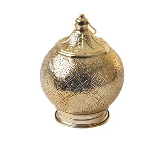 Lanterne en métal fini doré brillant fait à la main de haute qualité Lanterne de table marocaine décorative pour la maison - Product Image 1