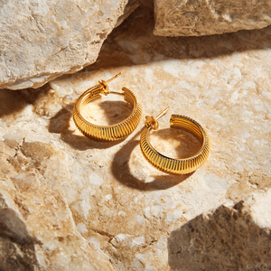 Pendientes de aro acanalados personalizados, chapados en oro, de latón y acero inoxidable, OEM - Product Image 3