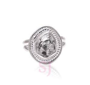 Anillo de Compromiso Hecho a Mano en Plata de Ley 925, Elegante Anillo de Boda Clásico Vintage con Diamante Herkimer Natural en Bruto - Product Image 1