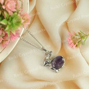 Pendentif lapin en cristal naturel avec chaîne en métal - Product Image 5