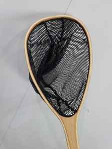 Filet à main en bois de haute qualité pour la pêche à la mouche et la libération de la truite avec un long crochet de suspension élastique profond - Product Image 4