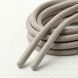 Cordones Ajustables de Plástico para Sudaderas y Bolsas, Venta al Por Mayor |   Accesorio Resistente al Agua con Recubrimiento Ecológico y Logotipo Personalizado - Product Image 5