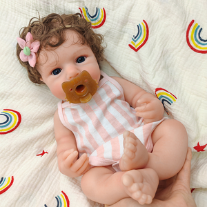 Muñeca Reborn de Silicona con Ojos Inocentes, Cabello Rizado Marrón Artificial, Muñeca Recién Nacida de 18 Pulgadas, Adorable Muñeca Bebé Niña - Product Image 4