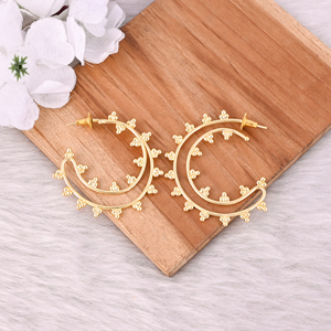 Boucles d'oreilles créoles en laiton plaqué or minimalistes en gros, design ethnique éthéré pour mariages, fiançailles, fêtes, parfaitement tendance - Product Image 4