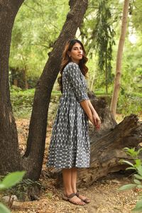 Robe Anokhi en Ikat tissée à la main, pur coton, bohème, décontractée, occasionnelle, vacances, été, mode éthique faite à la main - Product Image 2